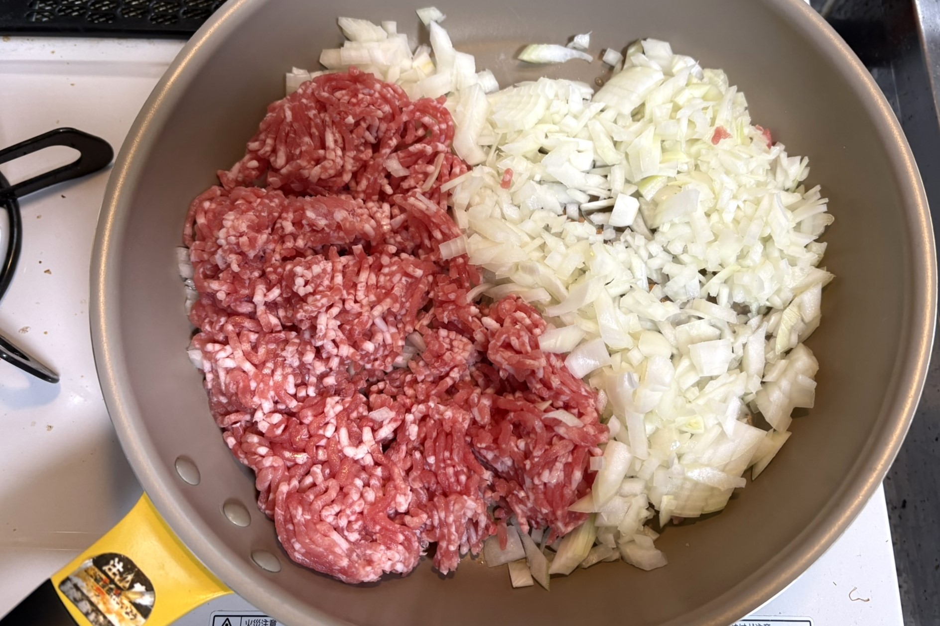 玉ねぎとひき肉を炒める