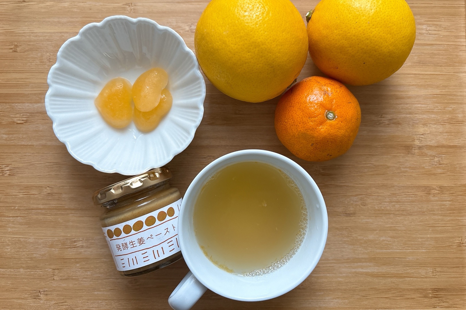 柑橘果汁と発酵生姜ペーストをお湯で溶いて飲む