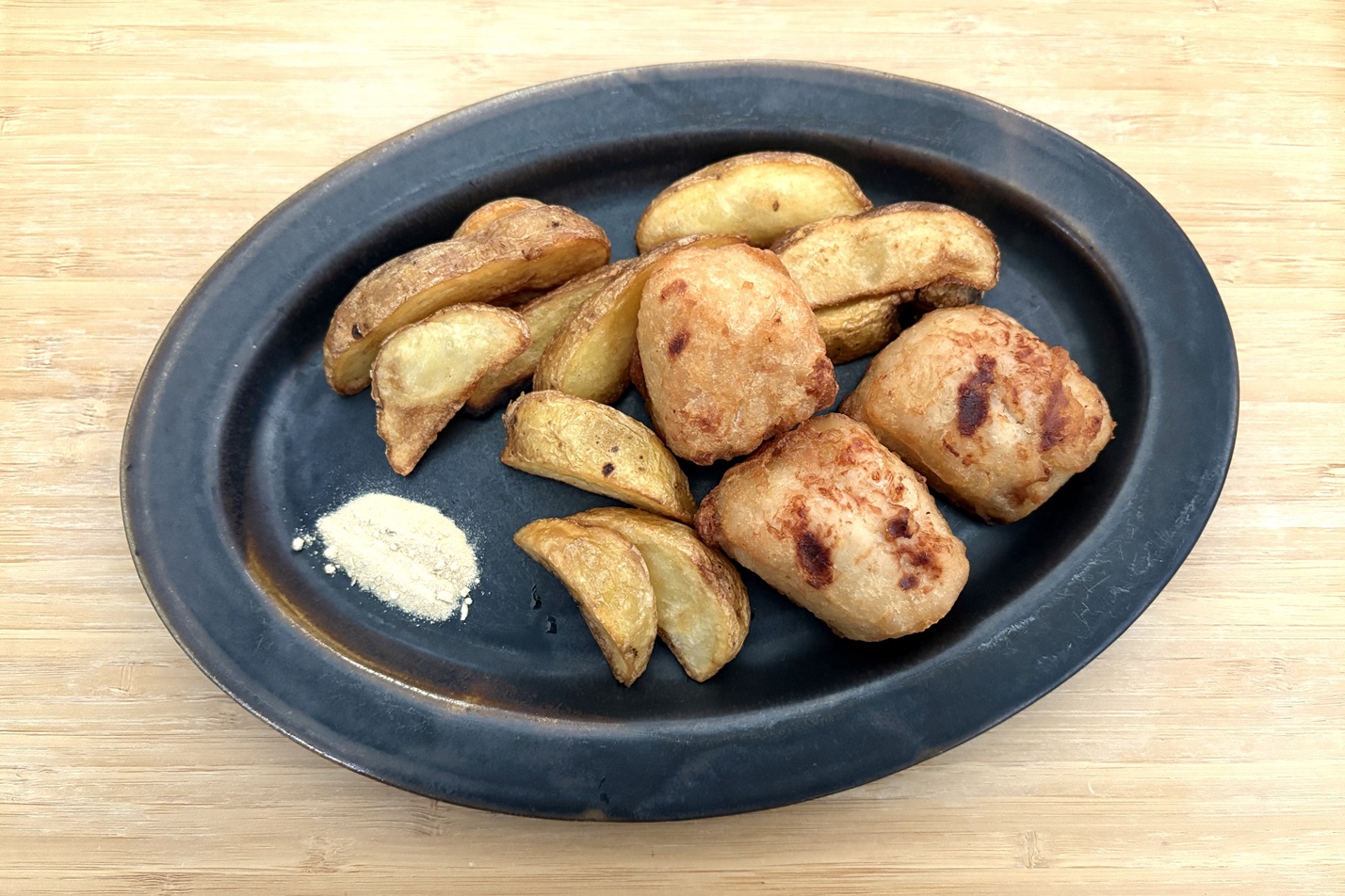 お皿に盛りつけた「肉うどん風味万能スパイス」とポテト&からあげ