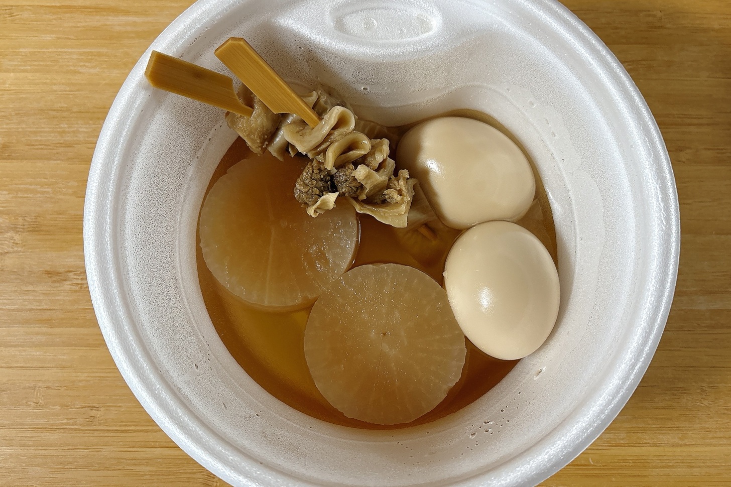 セブン-イレブンのおでん（大根、たまご、牛すじ）