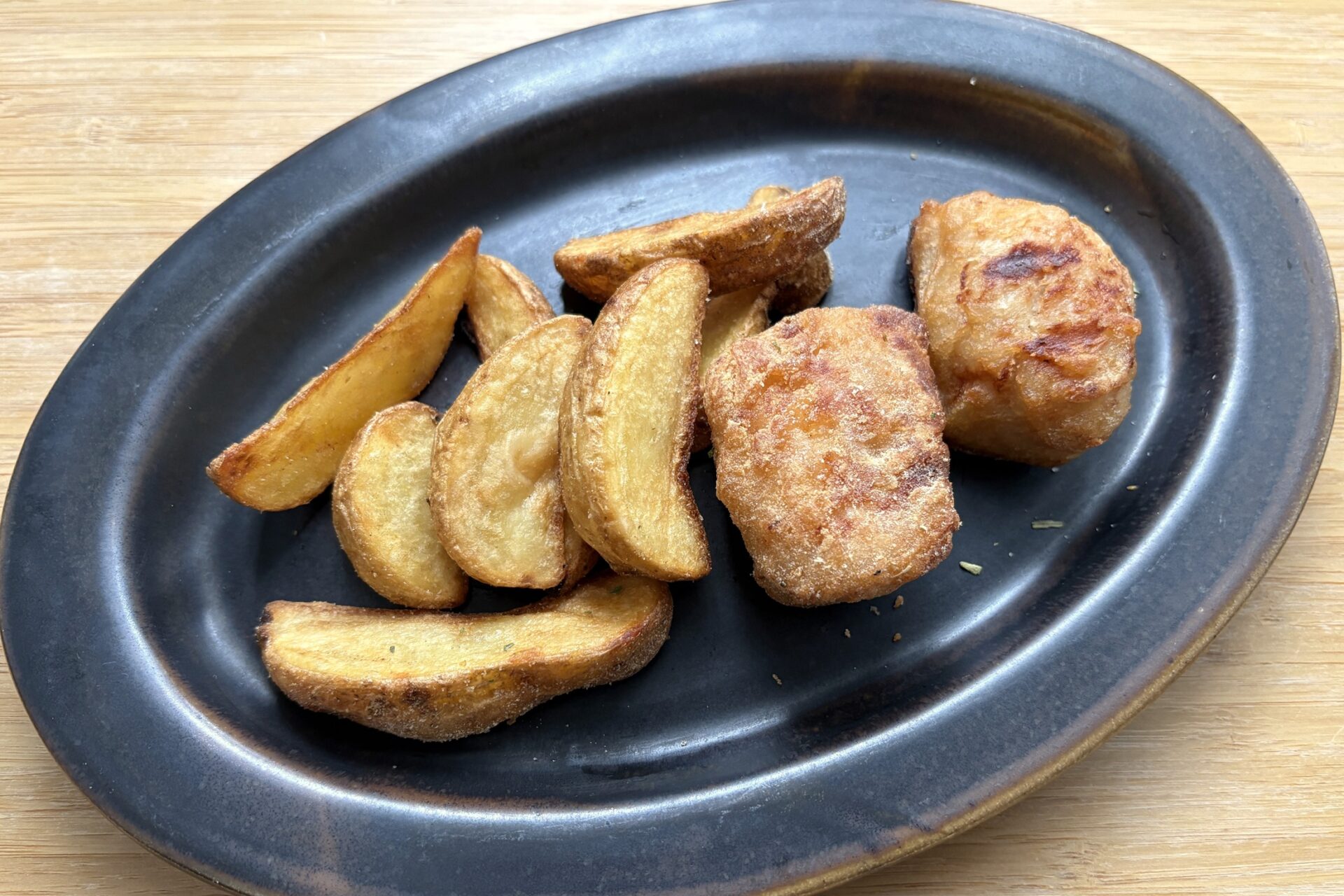 「肉うどん風味万能スパイス」をまぶしたポテト&からあげ