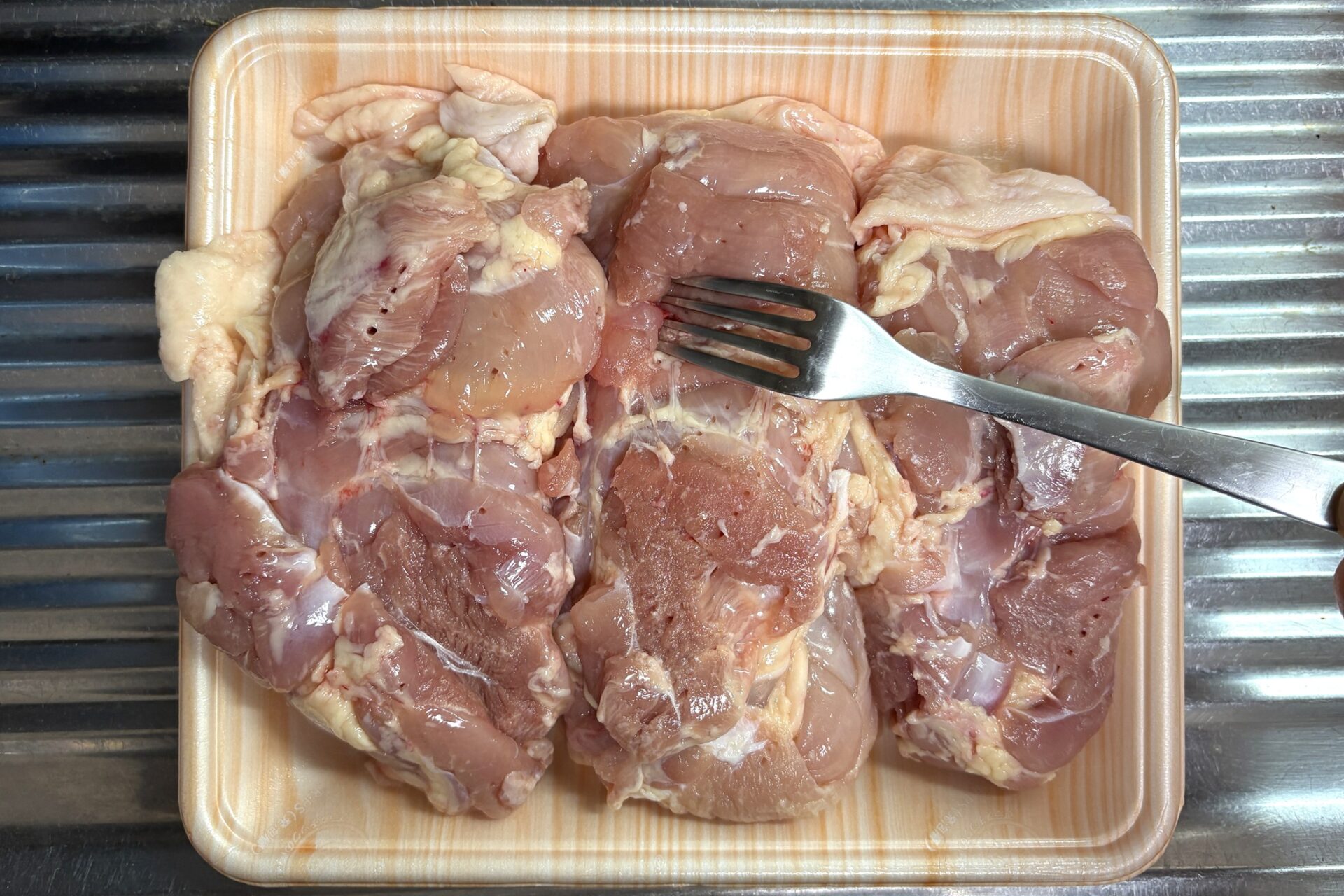 フォークで鶏肉に穴をあける