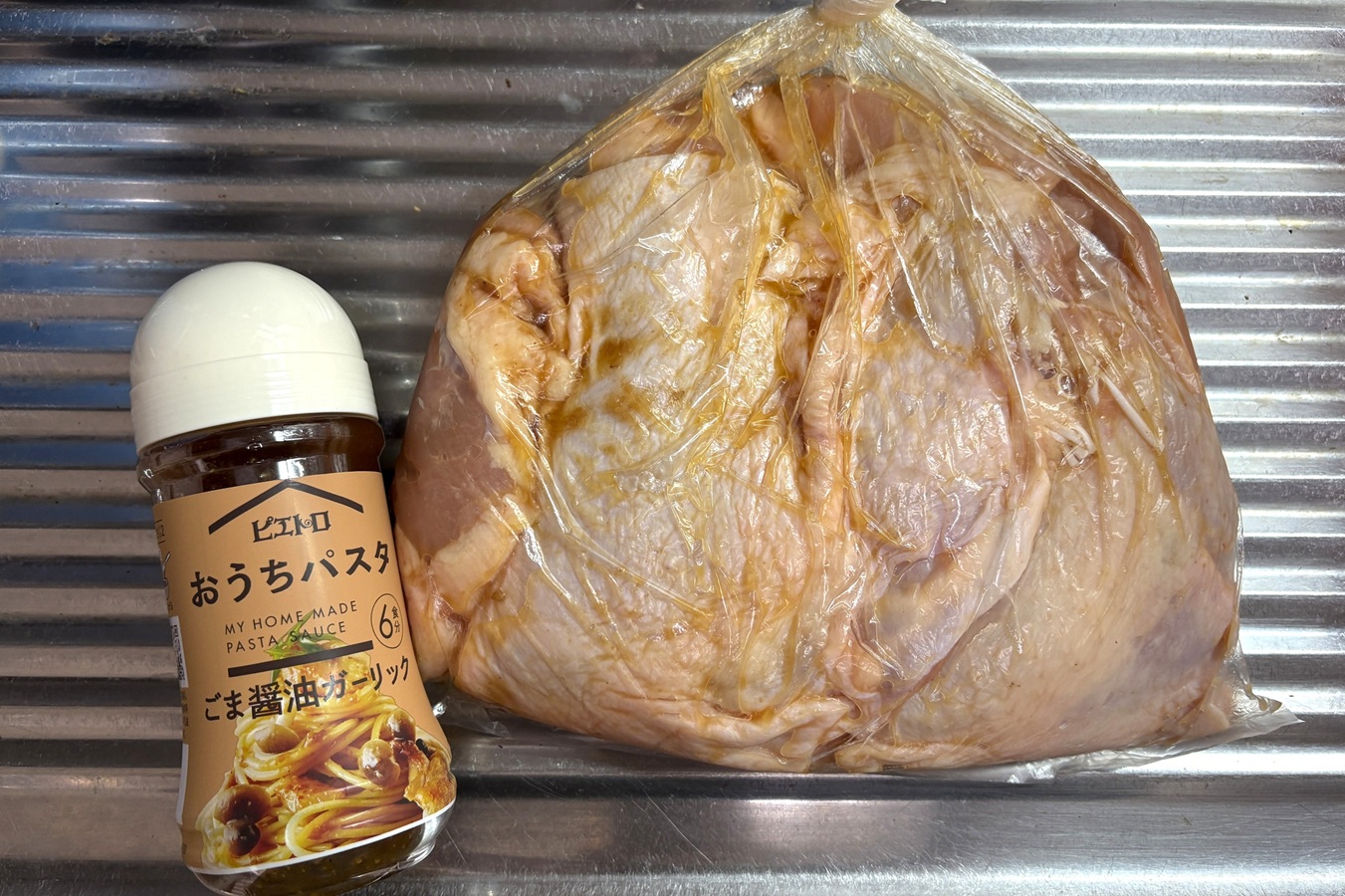 ポリ袋でおうちパスタを漬けこむ