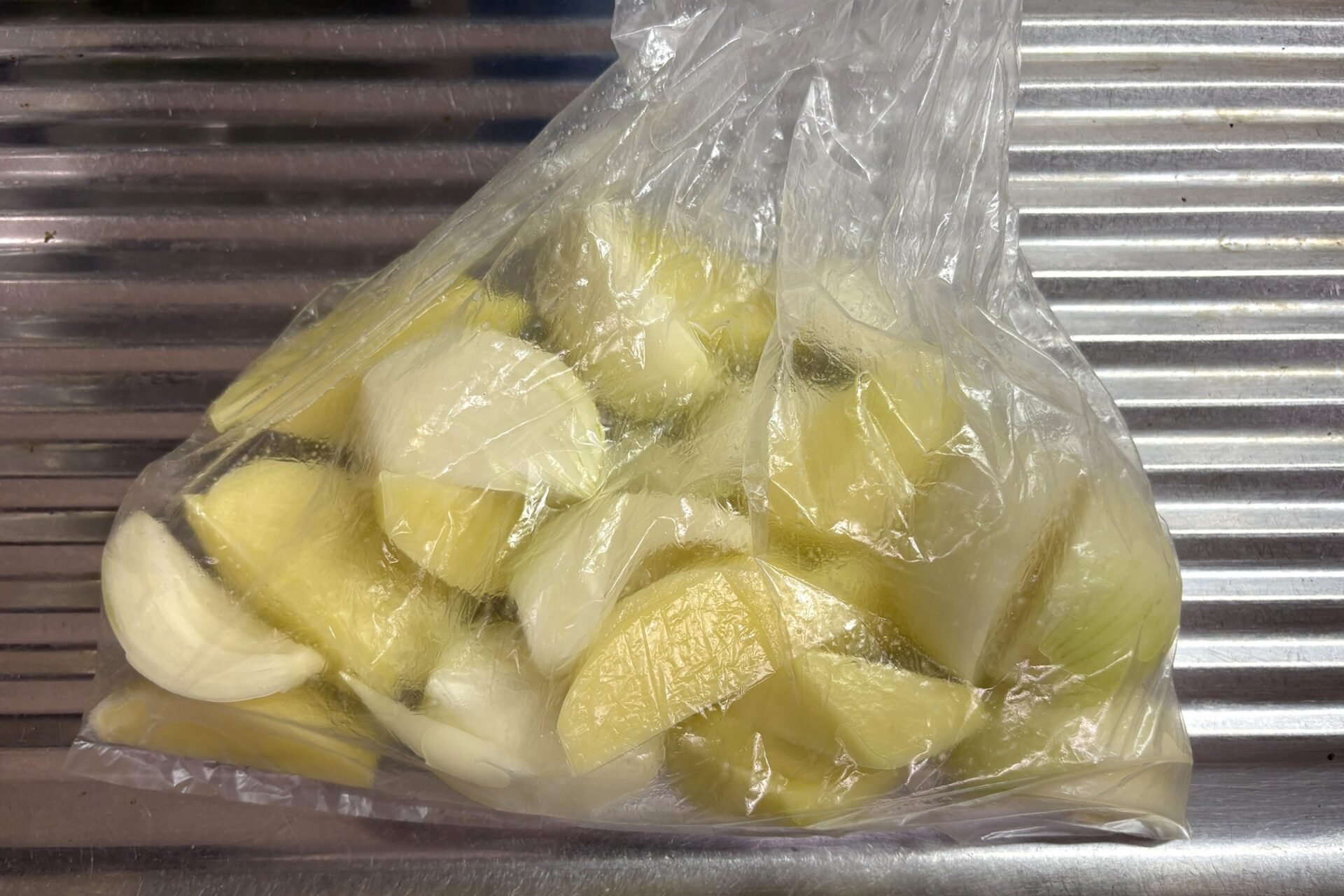 オイルを野菜にまぶす