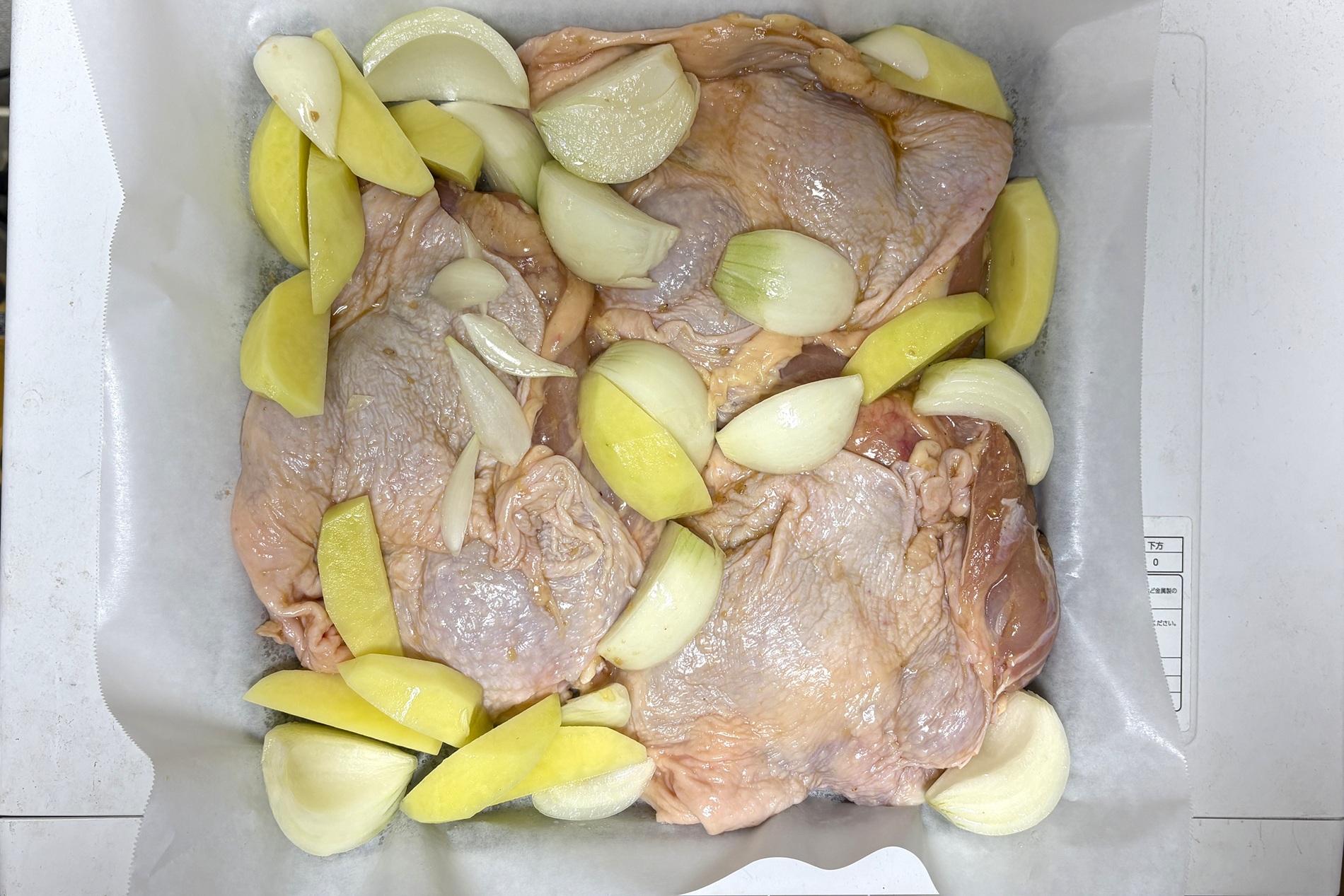 野菜と一緒にオーブン皿に並べる