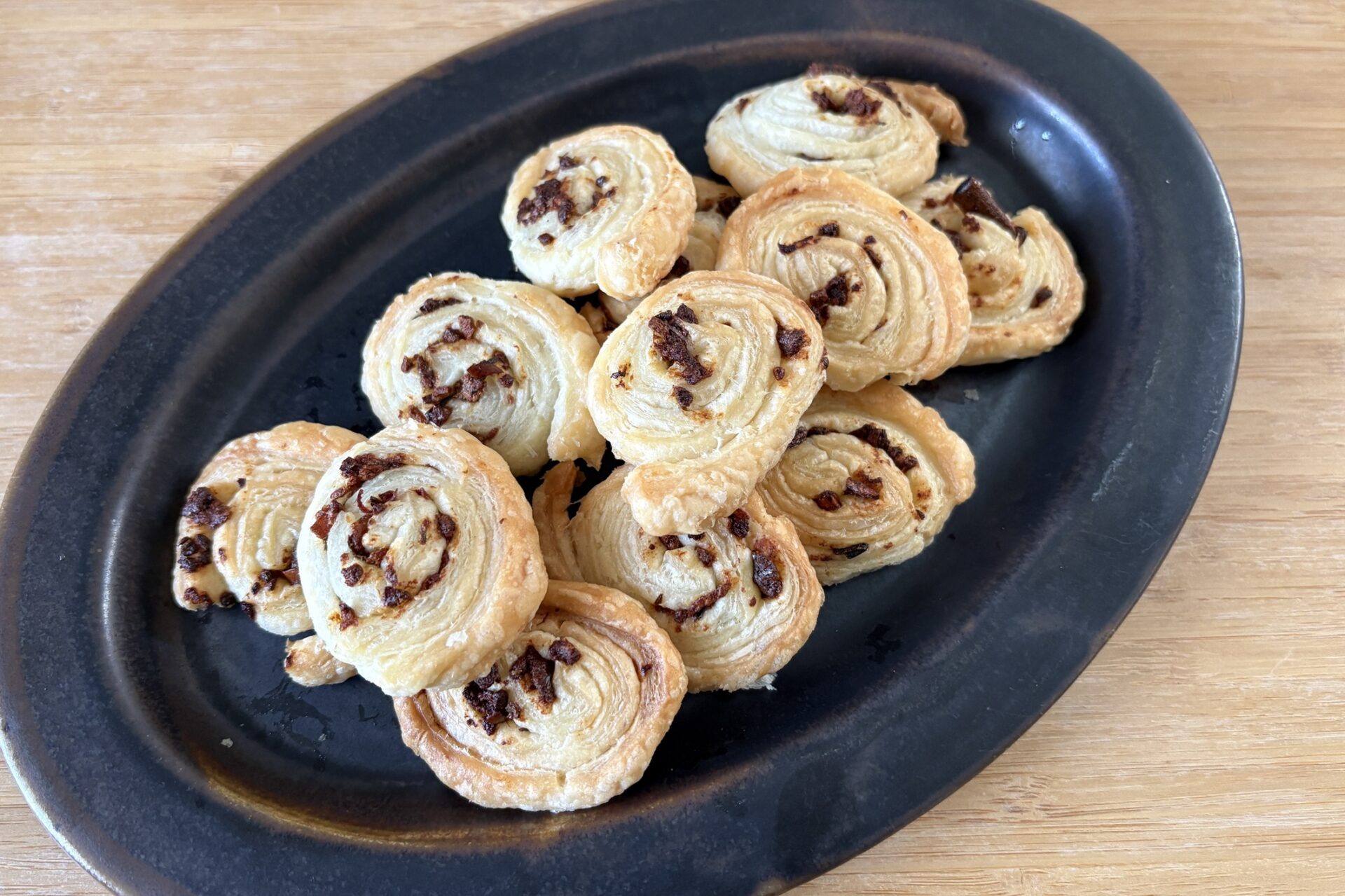 パイ生地で巻いて焼いたもの