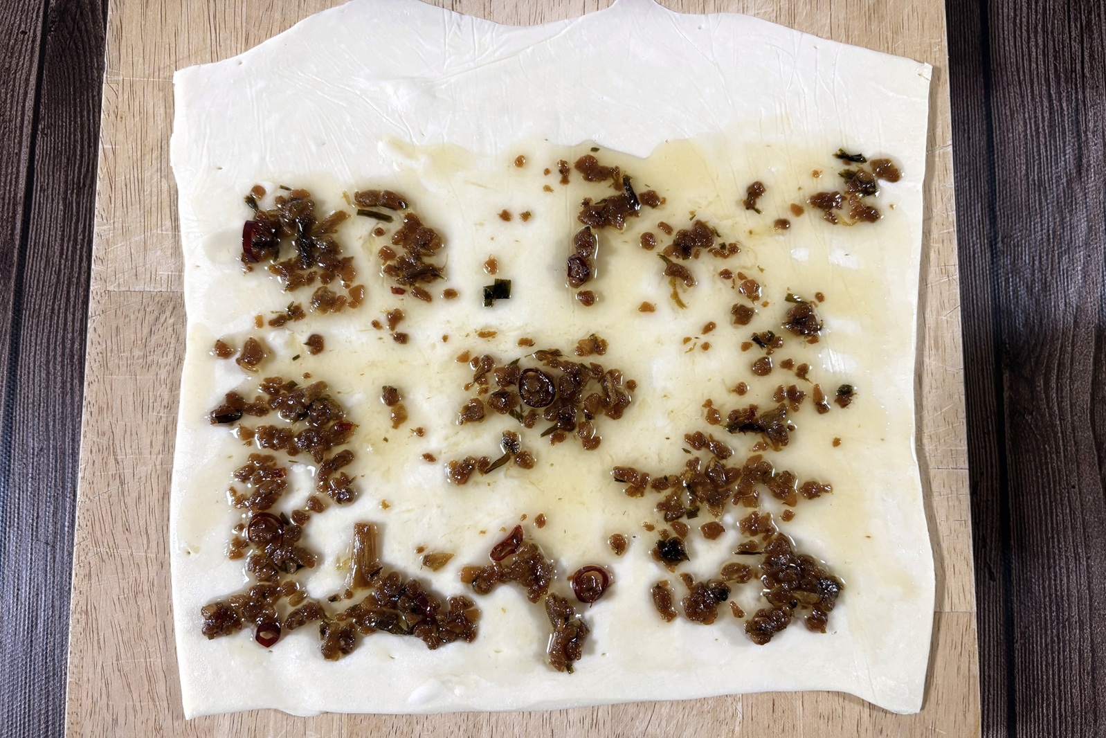 パイ生地に塗っているところ