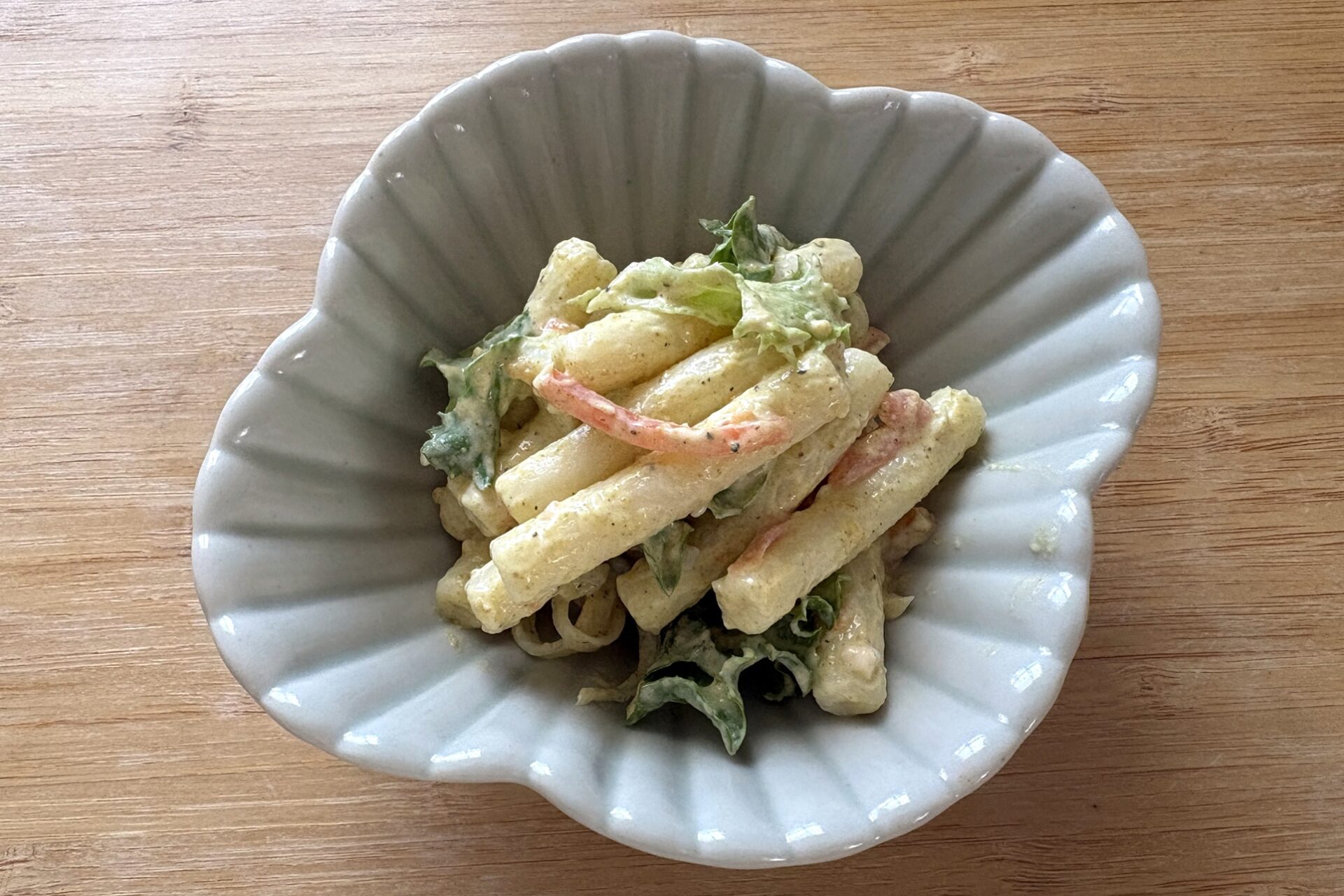 マカロニサラダにカリースパイス