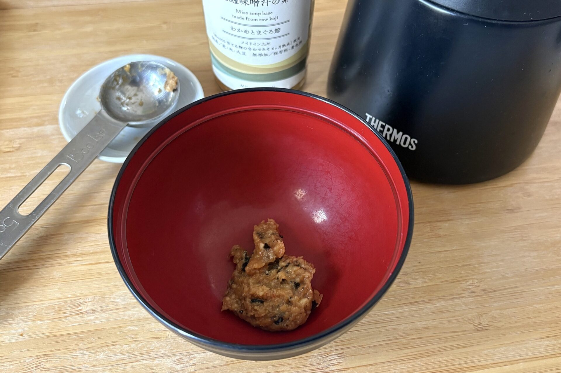お椀に味噌を入れて準備