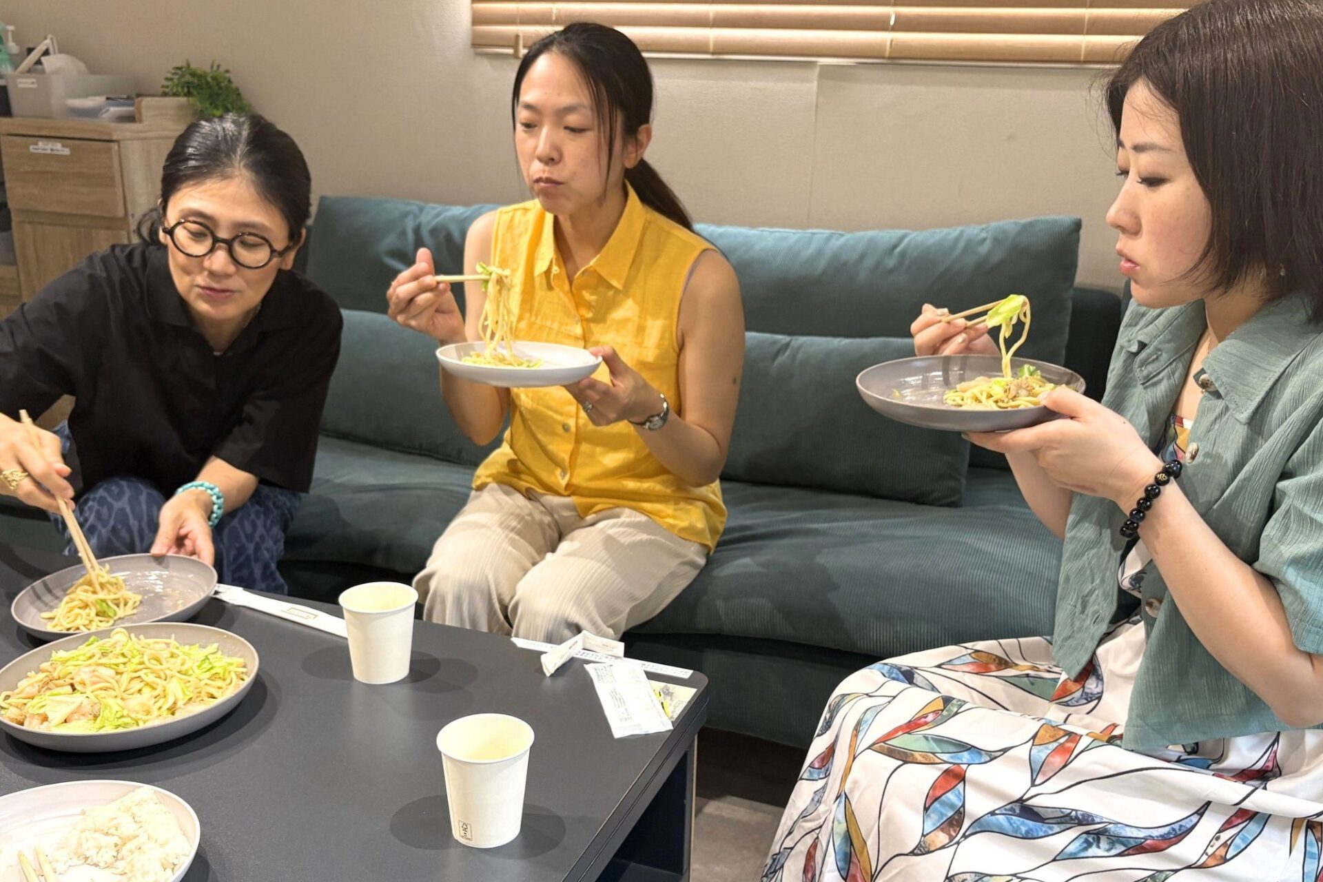 甘酒塩ドレッシングで味付けした塩焼きそばを頬張る参加者たち