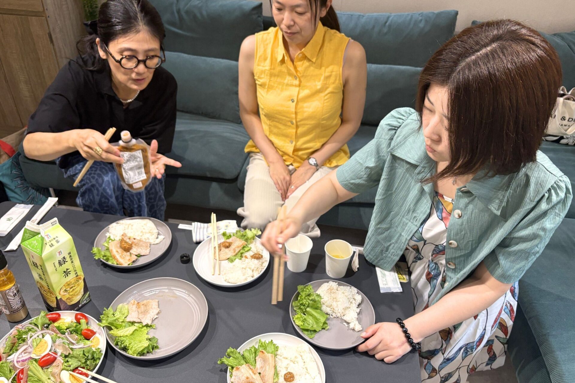 とりみそを使う参加者たち